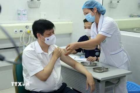 Giáo sư, tiến sỹ Nguyễn Thanh Long - Bộ trưởng Bộ Y tế, được tiêm vaccine phòng COVID-19. (Ảnh: Hoàng Hiếu/TTXVN) 