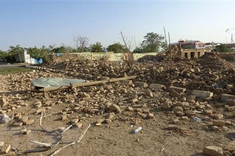 Hiện trường vụ đánh bom xe tại Pul-e-Alam, thủ phủ tỉnh Logar của Afghanistan, ngày 1/5. (Ảnh: THX/TTXVN) 