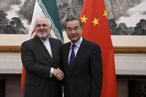 Ngoại trưởng Trung Quốc Vương Nghị (phải) và người đồng cấp Iran Mohammad Javad Zarif. (Nguồn: AP)