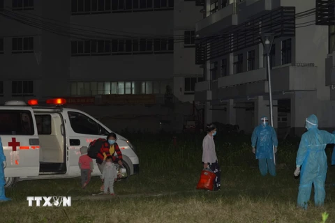 Các trường hợp F1 tại Hà Nam được chuyển sang Bệnh viện dã chiến để theo dõi, chăm sóc sức khỏe. (Ảnh: Thanh Tuấn/TTXVN)