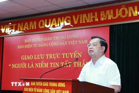 Phó Trưởng Ban Tuyên giáo Trung ương Lê Mạnh Hùng phát biểu khai mạc buổi giao lưu. (Ảnh: Phương Hoa/TTXVN) 