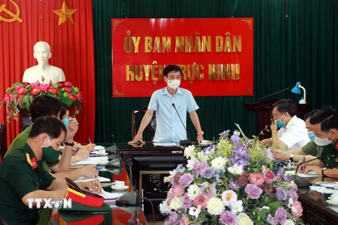 Chủ tịch UBND tỉnh Nam Định Phạm Đình Nghị kiểm tra, làm việc với lãnh đạo huyện Trực Ninh về công tác phòng, chống dịch COVID-19 trên địa bàn huyện. (Ảnh: Văn Đạt/TTXVN)