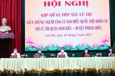 Thủ tướng Phạm Minh Chính cùng các ứng cử viên đại biểu Quốc hội khóa XV tại hội nghị. (Ảnh: Văn Điệp/TTXVN) 