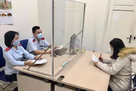 Thanh tra Sở Thông tin và Truyền thông Hà Nội làm việc với chị Hoàng Thu Trang - người có hành vi đăng tin sai sự thật về dịch COVID-19. (Ảnh: TTXVN phát) 