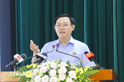 Chủ tịch Quốc hội Vương Đình Huệ trình bày chương trình hành động tại huyện Tiên Lãng. (Ảnh: Doãn Tấn/TTXVN) 