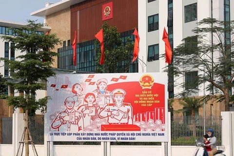 Tranh tuyên truyền, cổ động bầu cử được đặt trước Quận ủy Đống Đa, Hà Nội (Ảnh: Hoàng Hiếu/TTXVN)