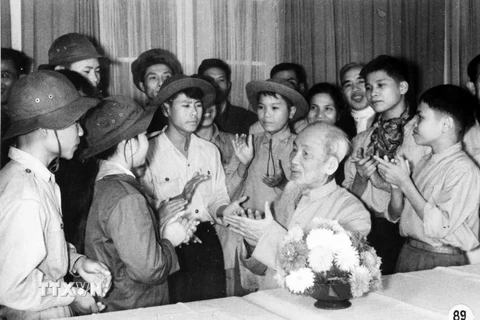 Chủ tịch Hồ Chí Minh với các cháu thiếu niên là dũng sỹ diệt Mỹ ở miền Nam ra thăm miền Bắc (3/1962). (Ảnh: TTXVN) 