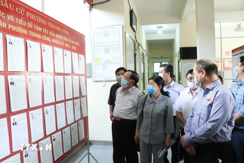 Đoàn công tác kiểm tra công tác chuẩn bị bầu cử tại Ủy ban Bầu cử phường Thành Công, thành phố Buôn Ma Thuột, tỉnh Đắk Lắk. (Ảnh: Tuấn Anh/TTXVN)