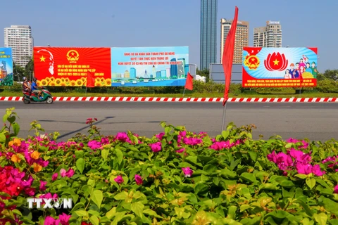 Các pano, khẩu hiệu tuyên truyền, chào mừng về bầu cử Quốc hội và Hội đồng Nhân dân các cấp nhiệm kỳ 2021-2026 trên các tuyến đường tại Đà Nẵng. (Ảnh: Trần Lê Lâm/TTXVN)