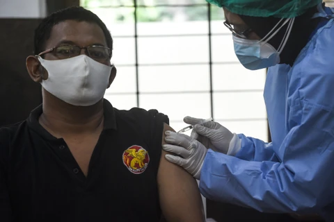 Nhân viên y tế tiêm vaccine ngừa COVID-19 cho người dân tại Jakarta, Indonesia, ngày 5/5/2021. (Ảnh: THX/ TTXVN) 