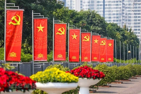 Rất nhiều cờ đỏ sao vàng, cờ đỏ búa liềm rực rỡ, băng rôn, biểu ngữ,… được trưng lên để chào đón sự kiện trọng đại của Đảng và đất nước. (Ảnh: PV/Vietnam+) 