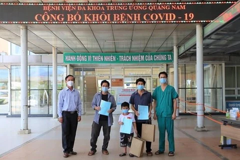 Các bệnh nhân được công bố khỏi bệnh tại Bệnh viện đa khoa Trung ương Quảng Nam. (Ảnh: PV/Vietnam+) 