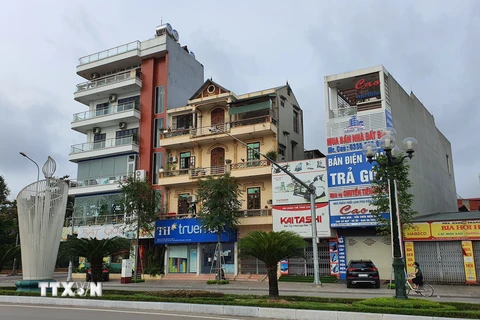 Nhiều cửa hàng không thiết yếu ở thành phố Bắc Giang đã tự giác treo biển đóng cửa, hoặc bán mang về, không giao dịch trực tiếp. (Ảnh: Danh Lam/TTXVN) 