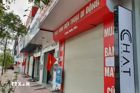 Nhiều cửa hàng không thiết yếu ở thành phố Bắc Giang đã tự giác treo biển đóng cửa, hoặc bán mang về, không giao dịch trực tiếp để phòng chống dịch. (Ảnh: Danh Lam/TTXVN) 