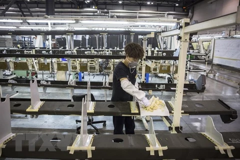 Công nhân lắp ráp các bộ phận của máy bay Airbus A320 tại nhà máy ở Cáp Nhĩ Tân, thủ phủ tỉnh Hắc Long Giang, đông bắc Trung Quốc. (Nguồn: EPA-EFE/ TTXVN) 