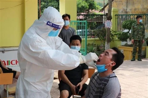 Lực lượng Y tế tiến hành lấy mẫu xét nghiệm tại Trường Phổ thông Dân tộc bán trú Tiểu học Phìn Hồ (xã Phìn Hồ, huyện Nậm Pồ, tỉnh Điện Biên). (Ảnh: TTXVN) 