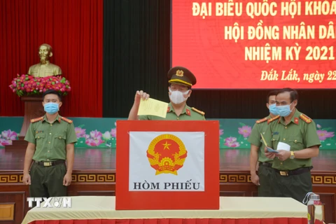Cán bộ, chiến sỹ Công an tỉnh Đắk Lắk bỏ phiếu sớm tại khu vực bỏ phiếu số 13, phường Tự An, thành phố Buôn Ma Thuột. (Ảnh: Hoài Thu/TTXVN)