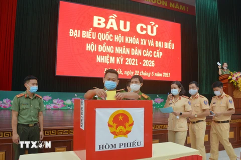 Cán bộ, chiến sỹ Công an tỉnh Đắk Lắk bỏ phiếu sớm tại khu vực bỏ phiếu số 13, phường Tự An, thành phố Buôn Ma Thuột. (Ảnh: Hoài Thu/TTXVN) 