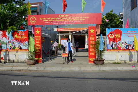 Các điểm bỏ phiếu rực rỡ cờ hoa, sẵn sàng cho thời khắc bắt đầu ngày hội bầu cử ở Đà Nẵng. (Ảnh: Quốc Dũng/TTXVN)