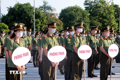 Cán bộ, chiến sỹ Công an Nam Định tham dự lễ ra quân đảm bảo an ninh trật tự cho Ngày Bầu cử đại biểu Quốc hội khoá XV và đại biểu Hội đồng Nhân dân các cấp, nhiệm kỳ 2021-2026. (Ảnh: Văn Đạt/TTXVN) 