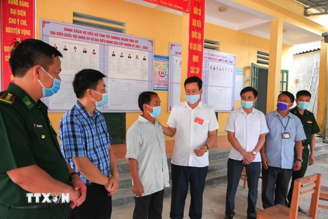Chủ tịch UBND tỉnh Hà Giang Nguyễn Văn Sơn kiểm tra công tác chuẩn bị bầu cử ở các xã biên giới huyện Vị Xuyên. (Ảnh: Minh Tâm/TTXVN)
