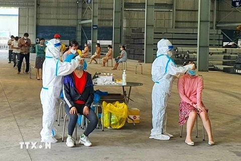 Lấy mẫu xét nghiệm SARS-CoV-2 cho người lao động tại các Khu công nghiệp ở Đà Nẵng. (Ảnh: TTXVN phát) 