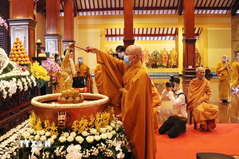 Nghi lễ Tắm Phật được tổ chức nội bộ, đảm bảo các yêu cầu về phòng, chống COVID-19. (Ảnh: Xuân Khu/TTXVN)