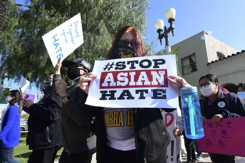 Các nhà hoạt động xã hội tuần hành phản đối các hành động thù hận đối với người gốc Á tại bang California, Mỹ ngày 26/3/2021. (Ảnh: AFP/TTXVN) 
