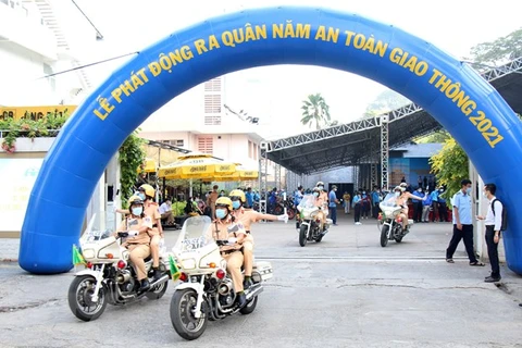 Các lực lượng ra quân thực hiện năm An toàn giao thông 2021 trên địa bàn Thành phố Hồ Chí Minh. (Ảnh: Tiến Lực/TTXVN)
