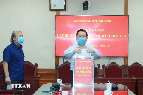 Ông Nguyễn Trọng Nghĩa, Bí thư Trung ương Đảng, Trưởng Ban Tuyên giáo Trung ương ủng hộ phòng, chống dịch COVID-19. (Ảnh: Phương Hoa/TTXVN)