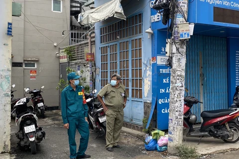 Lực lượng chức năng chốt chặn tại hẻm 415 Nguyễn Văn Công (phường 3, quận Gò Vấp, Thành phố Hồ Chí Minh) nơi có điểm sinh hoạt của giáo phái truyền giáo Phục Hưng. (Ảnh: Hồng Giang/TTXVN)