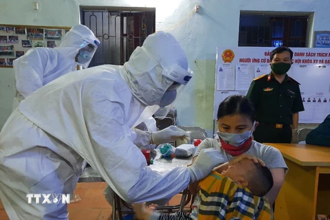 Lực lượng y, bác sỹ lấy mẫu xét nghiệm SARS-CoV-2 cho người dân tại xã Mão Điền, huyện Thuận Thành, tỉnh Bắc Ninh. (Ảnh: TTXVN) 