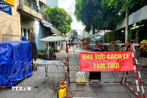 Thành phố Hồ Chí Minh phong tỏa nhiều nơi liên quan đến ca COVID-19 ngụ quận Gò Vấp. (Ảnh: TTXVN) 