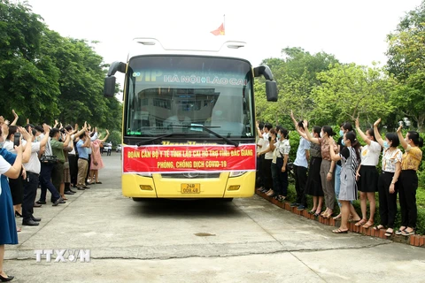 Xe chở đoàn các y bác sỹ chi viện cho tỉnh Bắc Giang. (Ảnh: Quốc Khánh/TTXVN)
