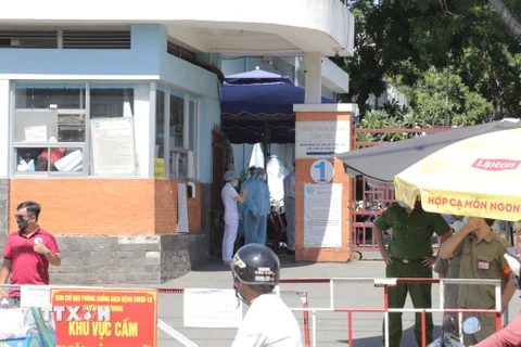 Bệnh viện quận Tân Phú lập rào chắn khu vực trước cổng bệnh viện. (Ảnh: TTXVN phát) 
