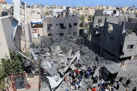 Hiện trường đổ nát sau vụ không kích của Israel xuống thành phố Khan Younis, Dải Gaza, ngày 19/5 vừa qua. (Ảnh: THX/TTXVN) 