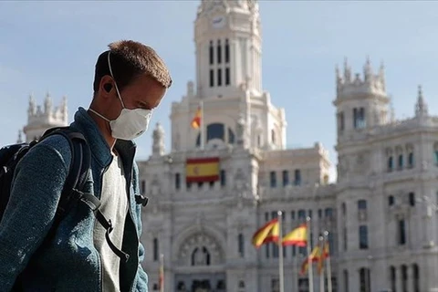 Người dân đeo khẩu trang khi ra đường ở Tây Ban Nha. (Nguồn: aa.com.tr) 