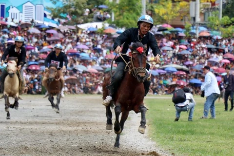 Các vận động viên tranh tài trên đường đua chung kết của Giải đua ngựa Bắc Hà năm 2019. (Ảnh: Quốc Khánh/TTXVN)