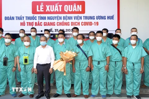 Chủ tịch UBND tỉnh Thừa Thiên-Huế Phan Ngọc Thọ tặng hoa động viên các y, bác sỹ lên đường hỗ trợ tỉnh Bắc Giang chống dịch. (Ảnh: Tường Vi/TTXVN) 