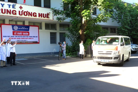 Các bác sỹ tình nguyện lên đường hỗ trợ tỉnh Bắc Giang chống dịch COVID-19. (Ảnh: Tường Vi/TTXVN) 