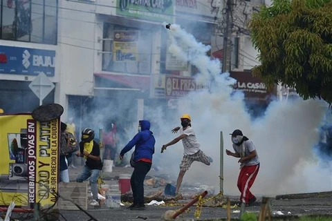 Người biểu tình quá khích đụng độ với cảnh sát tại Cali, Colombia. (Ảnh: AFP/TTXVN) 
