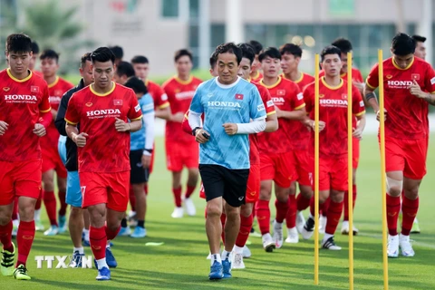 Trợ lý Lee Young Jin chạy cùng các cầu thủ. (Ảnh: Hoàng Linh/TTXVN) 