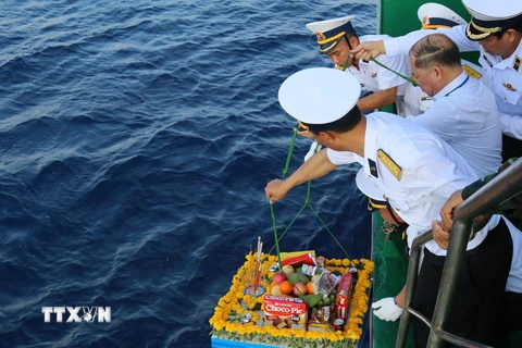 Tràng hoa được cán bộ, chiến sỹ trên tàu Trường Sa 571 thả xuống biển, tưởng niệm các liệt sỹ hy sinh trên quần đảo Trường Sa. (Ảnh: Sỹ Tuyên/TTXVN) 