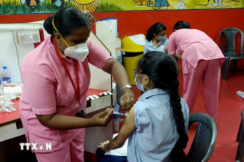 Tiêm vaccine ngừa COVID-19 cho học sinh tại Kolkata, Ấn Độ, ngày 6/6/2021. (Nguồn: THX/TTXVN)