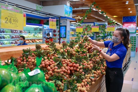 Những trái vải thiều do VietnamPost vận chuyển được đưa vào một hệ thống siêu thị trên địa bàn Hà Nội. (Ảnh: Minh Sơn/Vietnam+) 