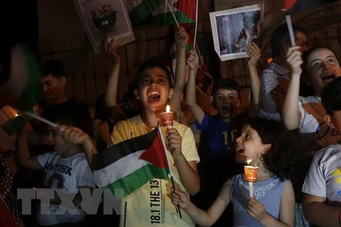Trẻ em tại thành phố Nablus, Bờ Tây, tham gia tuần hành bày tỏ ủng hộ với người Palestine ở Dải Gaza. (Ảnh: THX/TTXVN) 
