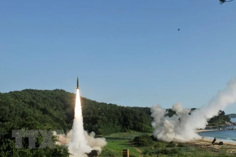 Tên lửa được phóng trong cuộc tập trận chung Mỹ-Hàn ở bờ biển phía Đông Hàn Quốc hồi năm 2017. Ảnh minh họa. (Nguồn: EPA/TTXVN)