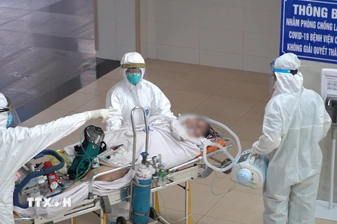 Vận chuyển bệnh nhân 8944 lên khu vực điều trị của Bệnh viện Chợ Rẫy. (Ảnh: TTXVN phát)