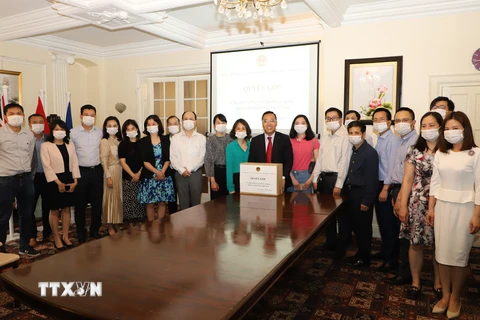 Cán bộ, nhân viên Đại sứ quán và các cơ quan đại diện, đại diện Hội sinh viên Việt Nam tại Vương quốc Anh tham gia ủng hộ công tác phòng, chống dịch COVID-19. (Ảnh: Đình Thư/TTXVN)