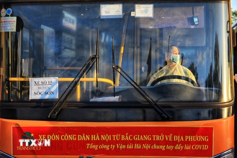 Tổng công ty vận tải Hà Nội chuẩn bị phương tiện, lái xe và cán bộ điều hành sẵn sàng thực hiện vận chuyển người dân từ thị trấn Nếnh (huyện Việt Yên, tỉnh Bắc Giang) về trung tâm y tế các quận, huyện, thị xã trên địa bàn Hà Nội. (Ảnh: Thành Đạt/TTXVN) 